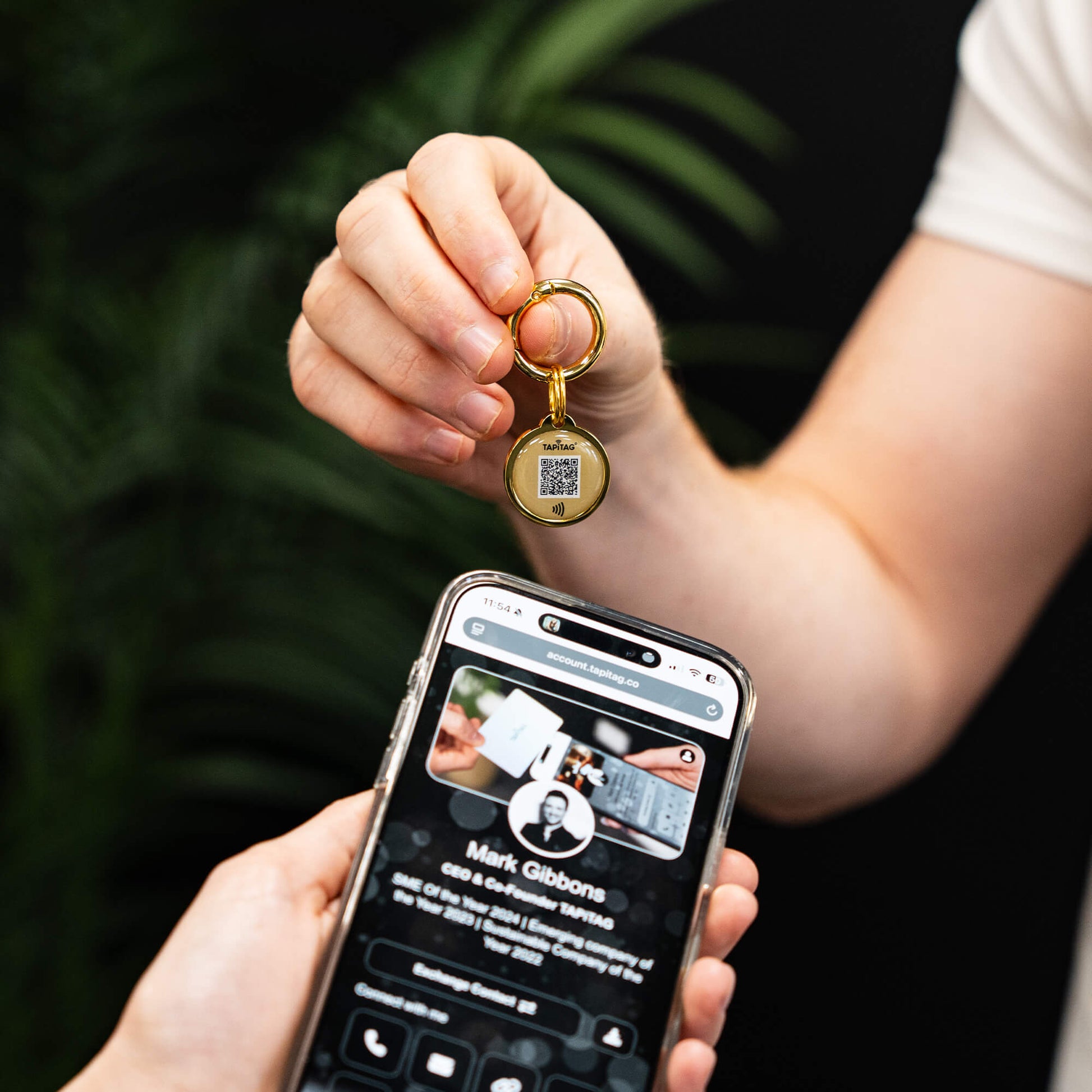 TAPiTAG Digital Keyring Gold NFC QR CODE Digital Business Card