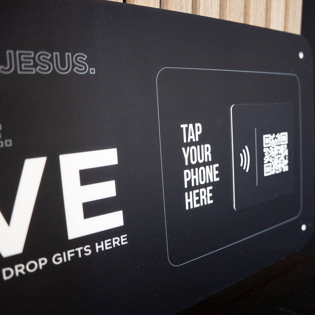 TAPiTAG Smart Display plate with QR code and text on a wall inside a building